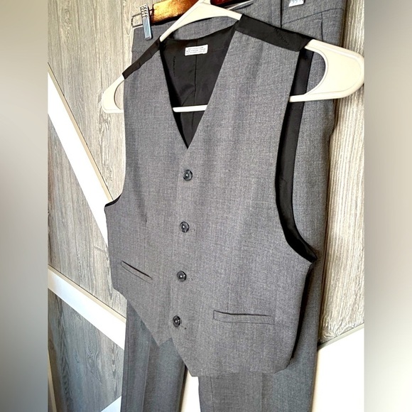 037. Calvin Klein Charcoal Big Boys Slim-Fit Plain-Weave Suit Pants and Vest - Picture 7 of 7